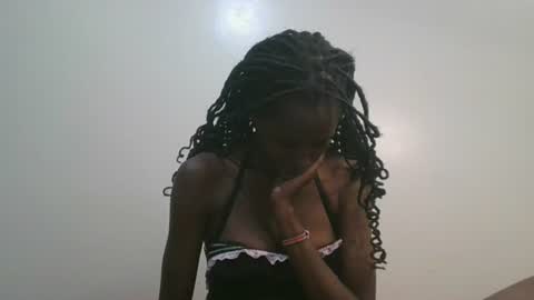 Snapshot of petiteblackjuicy chatting on 06-25-26, 10:09 Amara online show from 06-25-26, 10:09