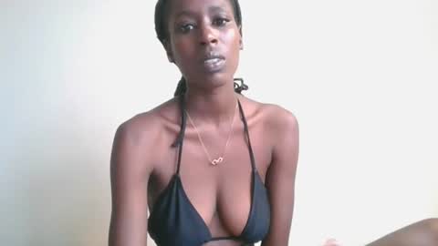 Snapshot of petiteblackjuicy chatting on 06-29-26, 07:36 Amara online show from 06-29-26, 07:36