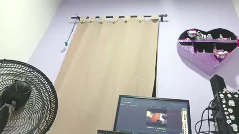 Snapshot of petiteivoryqueen chatting on 01-18-25, 05:20 danna online show from 01-18-25, 05:20