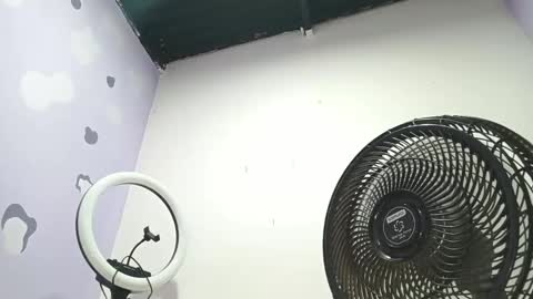 Snapshot of petiteivoryqueen chatting on 01-21-25, 01:29 danna online show from 01-21-25, 01:29