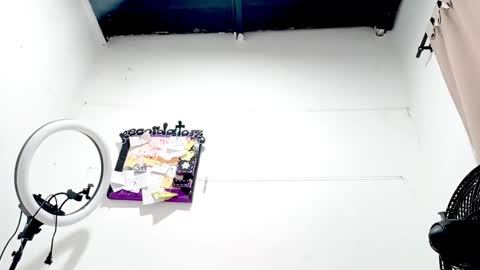 Snapshot of petiteivoryqueen chatting on 09-13-25, 11:32 danna online show from 09-13-25, 11:32