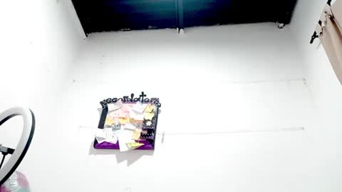 Snapshot of petiteivoryqueen chatting on 09-18-25, 06:48 danna online show from 09-18-25, 06:48