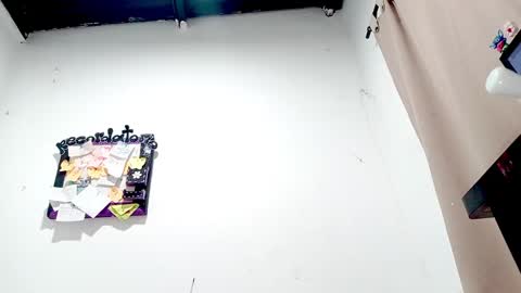 Snapshot of petiteivoryqueen chatting on 10-19-25, 06:25 danna online show from 10-19-25, 06:25