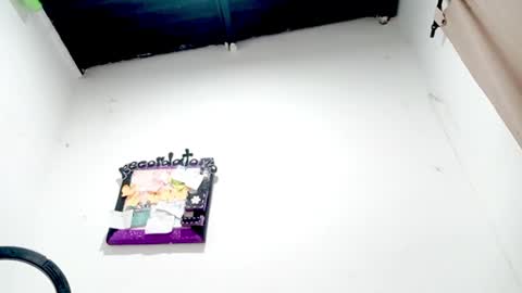 Snapshot of petiteivoryqueen chatting on 11-10-25, 04:00 danna online show from 11-10-25, 04:00