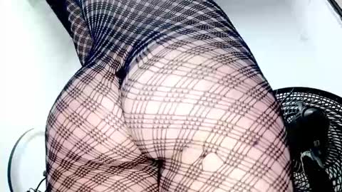 Snapshot of petiteivoryqueen chatting on 12-04-25, 04:33 danna online show from 12-04-25, 04:33