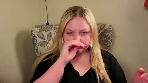 Snapshot of phatassblond chatting on 06-14-26, 05:31 PhatAssBlond online show from 06-14-26, 05:31