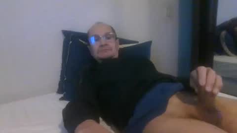 Snapshot of pichoun71 chatting on 12-21-24, 10:06 pichoun71 online show from 12-21-24, 10:06