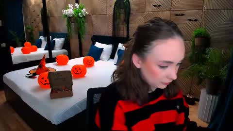 Emelie online show from 10-31-25, 10:16