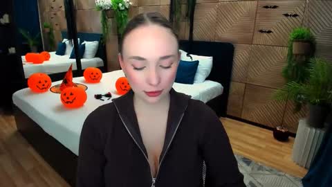 Emelie online show from 11-04-25, 10:58