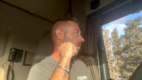 Snapshot of pierotu chatting on 09-10-25, 05:40 pierotu online show from 09-10-25, 05:40