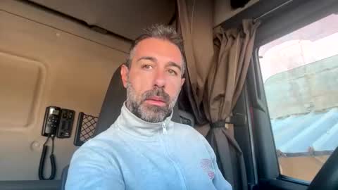 Snapshot of pierotu chatting on 10-10-25, 06:23 pierotu online show from 10-10-25, 06:23