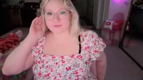 Snapshot of piggyrose chatting on 07-24-26, 11:36 Piggy Rose online show from 07-24-26, 11:36