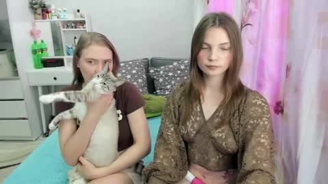 Adele and Elli online show from 04-23-26, 05:04