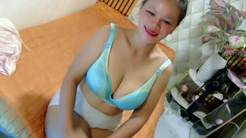 Snapshot of pinay_flor chatting on 06-15-26, 11:29 IM FLOR online show from 06-15-26, 11:29
