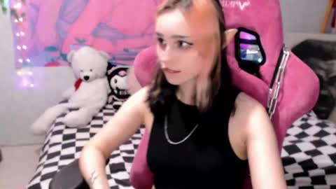 Snapshot of pineapple_dope chatting on 05-12-26, 10:29 Nancy online show from 05-12-26, 10:29