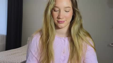 Snapshot of pink_rosee_ chatting on 10-02-25, 03:46 online show from 10-02-25, 03:46