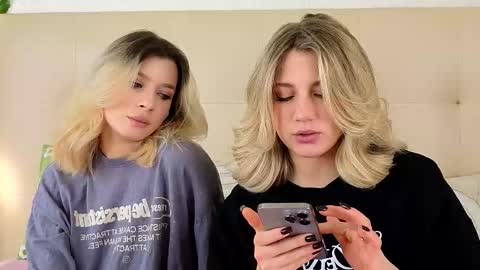 Adele online show from 12-18-25, 09:15