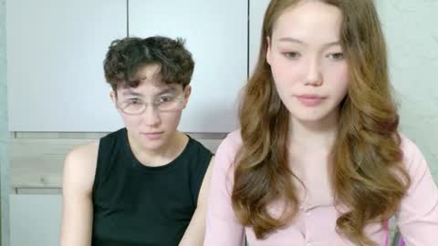 Snapshot of pinkylovers chatting on 05-23-26, 02:43 Li long hair and Ru short hair online show from 05-23-26, 02:43