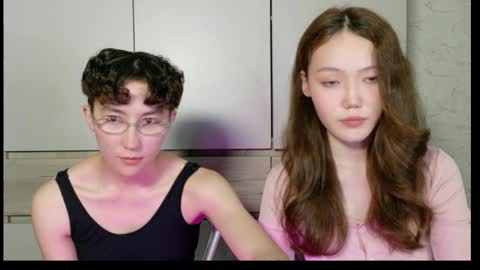 Snapshot of pinkylovers chatting on 05-24-26, 04:34 Li long hair and Ru short hair online show from 05-24-26, 04:34