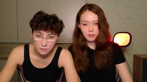 Snapshot of pinkylovers chatting on 05-27-26, 06:38 Li long hair and Ru short hair online show from 05-27-26, 06:38