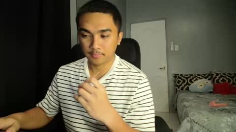 Snapshot of pinoyadriannexxx chatting on 10-17-25, 11:35 Adrianne online show from 10-17-25, 11:35