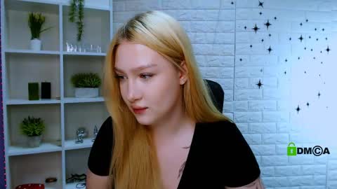 Snapshot of playful_sophie chatting on 06-04-26, 08:15 Sophie online show from 06-04-26, 08:15