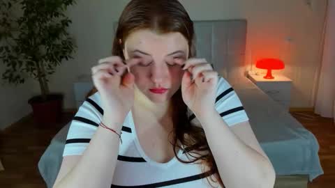 Snapshot of polinasallivan chatting on 12-17-25, 06:14 Polina online show from 12-17-25, 06:14