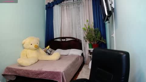 Snapshot of pollygreen chatting on 12-15-24, 06:40 Olivia online show from 12-15-24, 06:40
