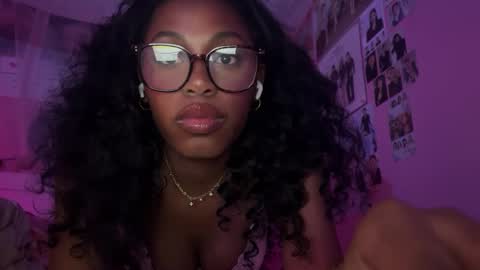 Snapshot of popasprincess chatting on 02-14-25, 03:43 princess online show from 02-14-25, 03:43
