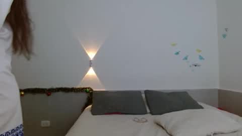 porcelainlux online show from 12-20-25, 12:51