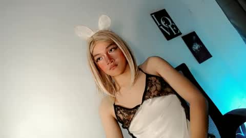 Snapshot of precious_laura18 chatting on 06-18-26, 06:23 precious_laura18 online show from 06-18-26, 06:23