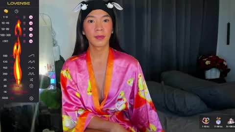 Julia Flores online show from 10-23-25, 03:06