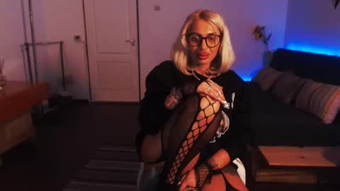 Snapshot of preggyhotmommy chatting on 12-14-24, 11:34 Victoria online show from 12-14-24, 11:34