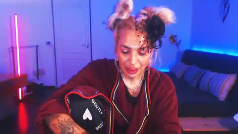 Snapshot of preggyhotmommy chatting on 12-25-24, 09:00 Victoria online show from 12-25-24, 09:00