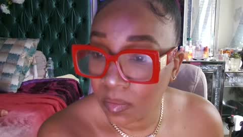 Snapshot of pretty69queen chatting on 06-23-26, 07:12 Yasmine pretty online show from 06-23-26, 07:12