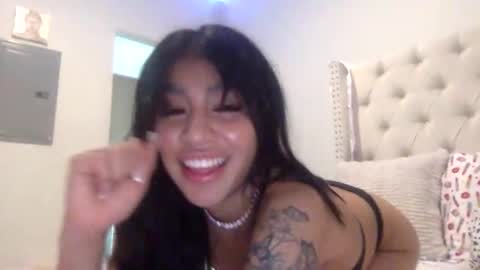 pretty_girl828687 online show from 03-18-26, 06:44