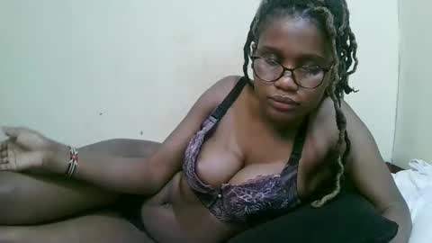 Snapshot of pretty_mellan chatting on 02-19-25, 02:12 pretty_mellan online show from 02-19-25, 02:12