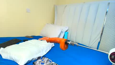 Essy online show from 04-21-26, 01:42