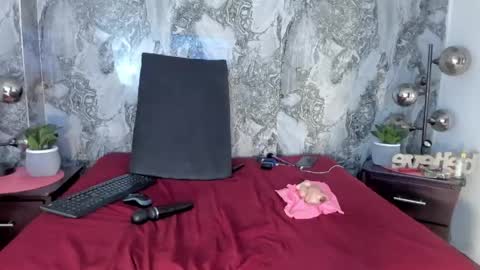 Snapshot of pretty_wannda chatting on 04-24-26, 11:29 online show from 04-24-26, 11:29