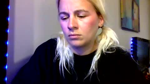 Snapshot of prettybabypetite chatting on 06-18-26, 06:01 Missy Jack online show from 06-18-26, 06:01