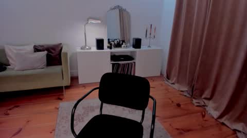 Snapshot of prettyk1ller chatting on 03-11-25, 01:37 Eva online show from 03-11-25, 01:37