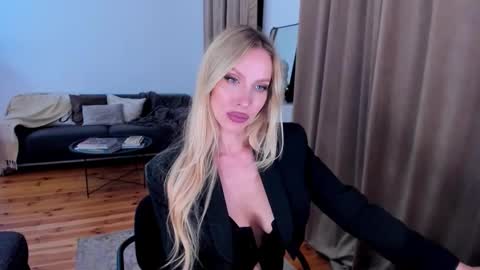 Snapshot of prettyk1ller chatting on 10-11-25, 11:47 Eva online show from 10-11-25, 11:47