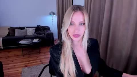 Snapshot of prettyk1ller chatting on 10-18-25, 11:49 Eva online show from 10-18-25, 11:49
