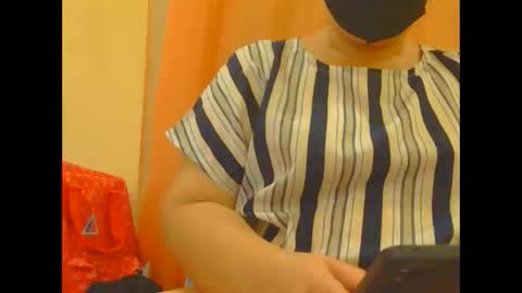 Snapshot of prettynhing chatting on 10-27-25, 01:59 Nhing online show from 10-27-25, 01:59