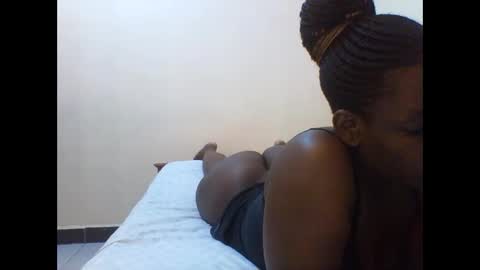 Snapshot of princess_cutie chatting on 05-10-26, 05:45 princess online show from 05-10-26, 05:45