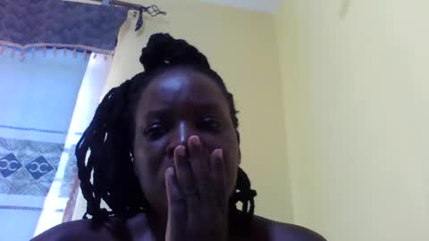 Snapshot of princessmiles2 chatting on 05-12-26, 05:59 phelly online show from 05-12-26, 05:59