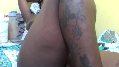 Snapshot of princessmiles2 chatting on 06-09-26, 02:01 phelly online show from 06-09-26, 02:01