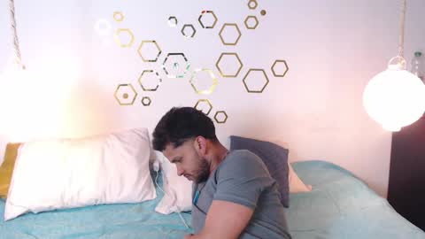 Adris  Juan online show from 10-25-25, 01:57