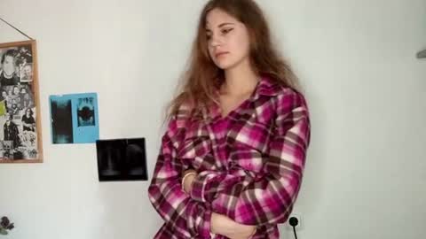 Snapshot of puddlesnug chatting on 07-17-26, 07:15 Lily online show from 07-17-26, 07:15