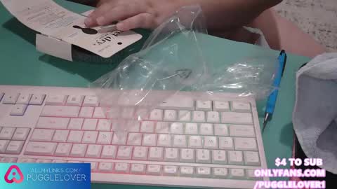 Snapshot of pugglelover chatting on 02-26-25, 11:20 Puggie - online show from 02-26-25, 11:20